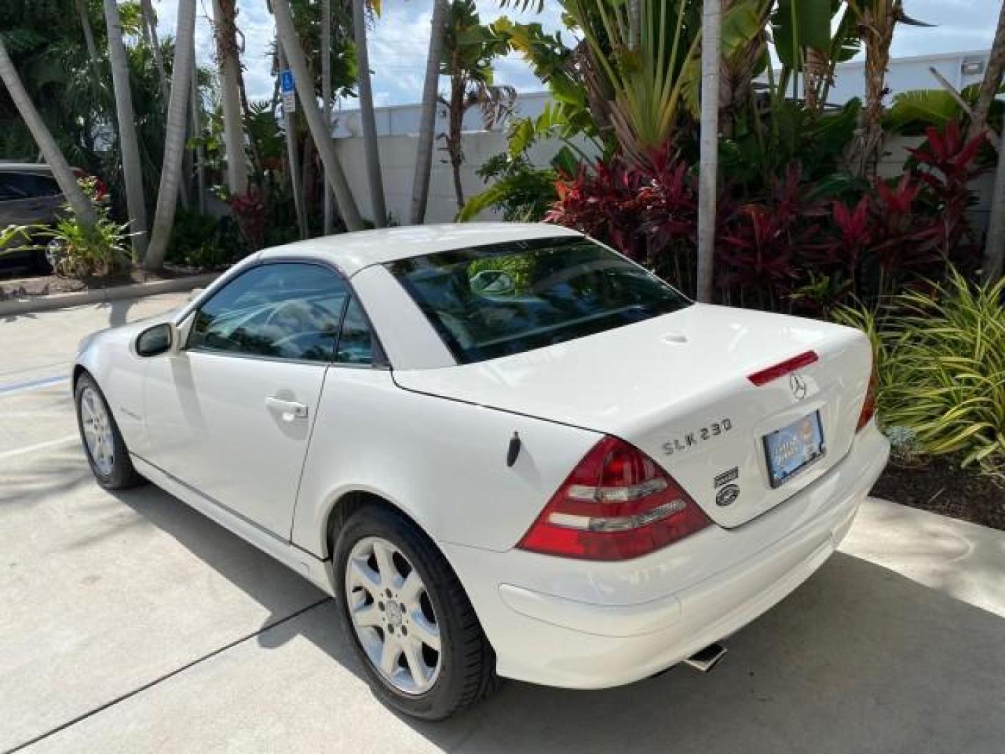 2002 Alabaster White /Charcoal/Beige Mercedes-Benz SLK-Class 2.3L SLK CONV LOW MILES 48,941 (WDBKK49F32F) with an 2.3L Supercharged And Intercooled DOHC SMPI 16-Valve In-Line 4-Cyl Engine engine, Automatic transmission, located at 4701 North Dixie Hwy, Pompano Beach, FL, 33064, (954) 422-2889, 26.240938, -80.123474 - OUR WEBPAGE FLORIDACARS1.COM HAS OVER 100 PHOTOS AND FREE CARFAX LINK 2002 Mercedes-Benz SLK 230 Kompressor Convertible 2.3L I4 F DOHC 16V Gasoline 30 MPG Rear Wheel Drive Features ABS Brakes Air Conditioning Alloy Wheels AM/FM Stereo Automatic Transmission BOSE Sound System Cassette Player Cruise C- Photo#40