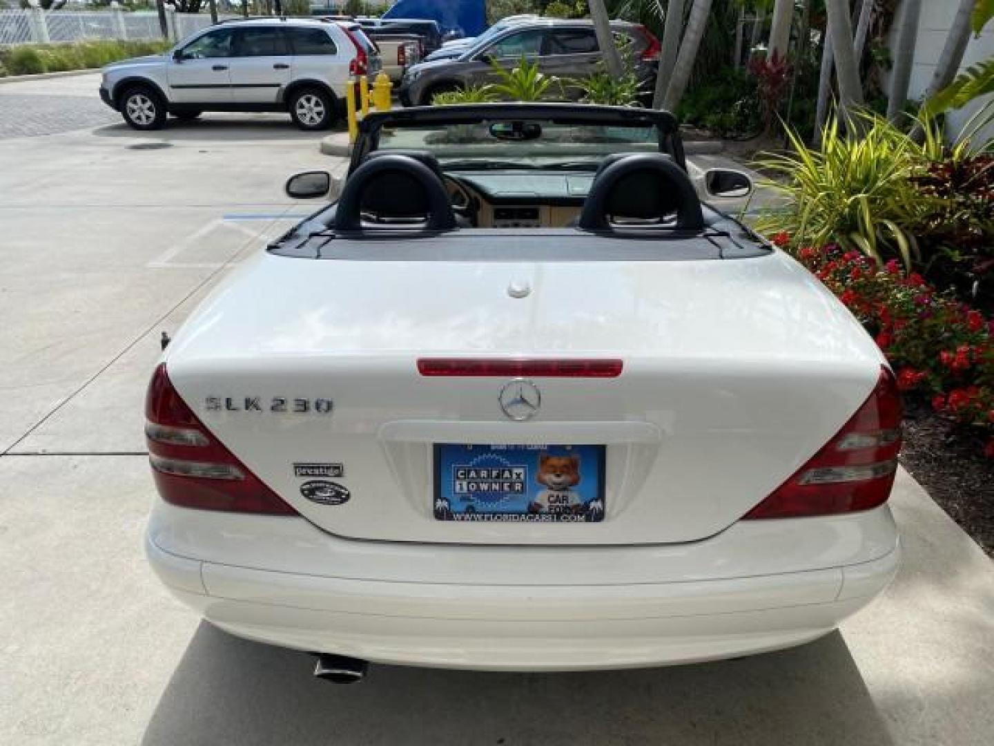 2002 Alabaster White /Charcoal/Beige Mercedes-Benz SLK-Class 2.3L SLK CONV LOW MILES 48,941 (WDBKK49F32F) with an 2.3L Supercharged And Intercooled DOHC SMPI 16-Valve In-Line 4-Cyl Engine engine, Automatic transmission, located at 4701 North Dixie Hwy, Pompano Beach, FL, 33064, (954) 422-2889, 26.240938, -80.123474 - OUR WEBPAGE FLORIDACARS1.COM HAS OVER 100 PHOTOS AND FREE CARFAX LINK 2002 Mercedes-Benz SLK 230 Kompressor Convertible 2.3L I4 F DOHC 16V Gasoline 30 MPG Rear Wheel Drive Features ABS Brakes Air Conditioning Alloy Wheels AM/FM Stereo Automatic Transmission BOSE Sound System Cassette Player Cruise C- Photo#45