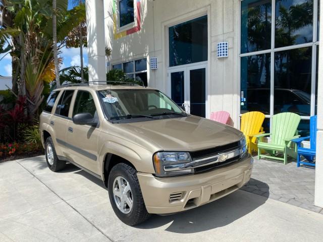 2005 Sandstone Metallic /Light Cashmere/Ebony Chevrolet TrailBlazer 4WD LS 1 OWNER LOW MILES 75,632 (1GNDT13S452) with an 4.2L Vortec 4200 SFI I6 Engine engine, Automatic transmission, located at 4701 North Dixie Hwy, Pompano Beach, FL, 33064, (954) 422-2889, 26.240938, -80.123474 - OUR WEBPAGE FLORIDACARS1.COM HAS OVER 100 PHOTOS AND FREE CARFAX LINK 2005 Chevrolet Trailblazer LS 1 OWNER 4 Door Wagon/Sport Utility 4.2L I6 F Gasoline 20 MPG Wheel Drive w/ 4X4 Features 4WD/AWD ABS Brakes Air Conditioning Alloy Wheels AM/FM Stereo Automatic Transmission CD Audio Cloth Seats Conve - Photo#1