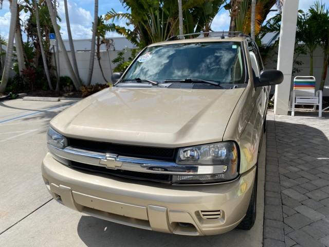 2005 Sandstone Metallic /Light Cashmere/Ebony Chevrolet TrailBlazer 4WD LS 1 OWNER LOW MILES 75,632 (1GNDT13S452) with an 4.2L Vortec 4200 SFI I6 Engine engine, Automatic transmission, located at 4701 North Dixie Hwy, Pompano Beach, FL, 33064, (954) 422-2889, 26.240938, -80.123474 - OUR WEBPAGE FLORIDACARS1.COM HAS OVER 100 PHOTOS AND FREE CARFAX LINK 2005 Chevrolet Trailblazer LS 1 OWNER 4 Door Wagon/Sport Utility 4.2L I6 F Gasoline 20 MPG Wheel Drive w/ 4X4 Features 4WD/AWD ABS Brakes Air Conditioning Alloy Wheels AM/FM Stereo Automatic Transmission CD Audio Cloth Seats Conve - Photo#3