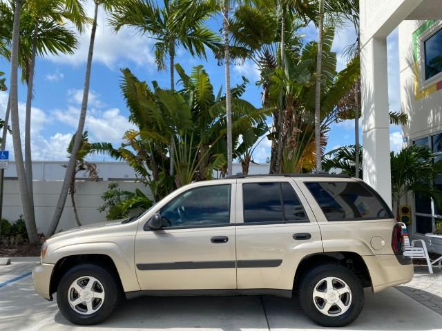 2005 Sandstone Metallic /Light Cashmere/Ebony Chevrolet TrailBlazer 4WD LS 1 OWNER LOW MILES 75,632 (1GNDT13S452) with an 4.2L Vortec 4200 SFI I6 Engine engine, Automatic transmission, located at 4701 North Dixie Hwy, Pompano Beach, FL, 33064, (954) 422-2889, 26.240938, -80.123474 - OUR WEBPAGE FLORIDACARS1.COM HAS OVER 100 PHOTOS AND FREE CARFAX LINK 2005 Chevrolet Trailblazer LS 1 OWNER 4 Door Wagon/Sport Utility 4.2L I6 F Gasoline 20 MPG Wheel Drive w/ 4X4 Features 4WD/AWD ABS Brakes Air Conditioning Alloy Wheels AM/FM Stereo Automatic Transmission CD Audio Cloth Seats Conve - Photo#4