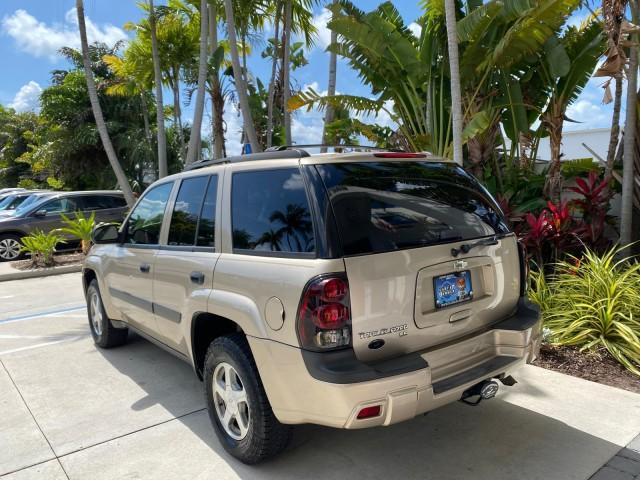 2005 Sandstone Metallic /Light Cashmere/Ebony Chevrolet TrailBlazer 4WD LS 1 OWNER LOW MILES 75,632 (1GNDT13S452) with an 4.2L Vortec 4200 SFI I6 Engine engine, Automatic transmission, located at 4701 North Dixie Hwy, Pompano Beach, FL, 33064, (954) 422-2889, 26.240938, -80.123474 - OUR WEBPAGE FLORIDACARS1.COM HAS OVER 100 PHOTOS AND FREE CARFAX LINK 2005 Chevrolet Trailblazer LS 1 OWNER 4 Door Wagon/Sport Utility 4.2L I6 F Gasoline 20 MPG Wheel Drive w/ 4X4 Features 4WD/AWD ABS Brakes Air Conditioning Alloy Wheels AM/FM Stereo Automatic Transmission CD Audio Cloth Seats Conve - Photo#5