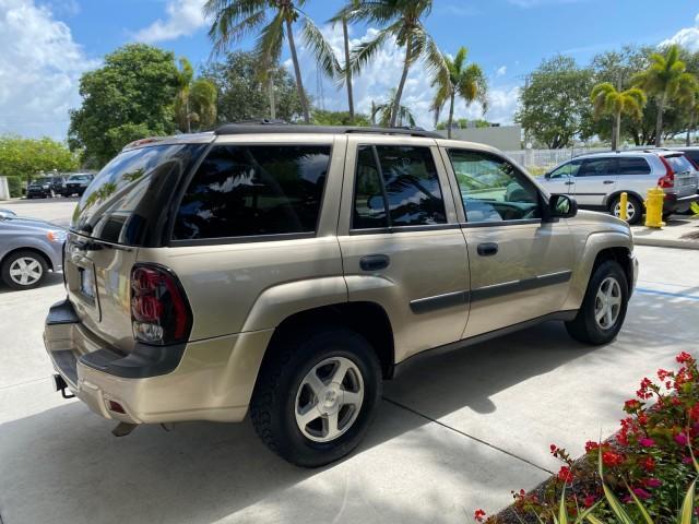 2005 Sandstone Metallic /Light Cashmere/Ebony Chevrolet TrailBlazer 4WD LS 1 OWNER LOW MILES 75,632 (1GNDT13S452) with an 4.2L Vortec 4200 SFI I6 Engine engine, Automatic transmission, located at 4701 North Dixie Hwy, Pompano Beach, FL, 33064, (954) 422-2889, 26.240938, -80.123474 - OUR WEBPAGE FLORIDACARS1.COM HAS OVER 100 PHOTOS AND FREE CARFAX LINK 2005 Chevrolet Trailblazer LS 1 OWNER 4 Door Wagon/Sport Utility 4.2L I6 F Gasoline 20 MPG Wheel Drive w/ 4X4 Features 4WD/AWD ABS Brakes Air Conditioning Alloy Wheels AM/FM Stereo Automatic Transmission CD Audio Cloth Seats Conve - Photo#7