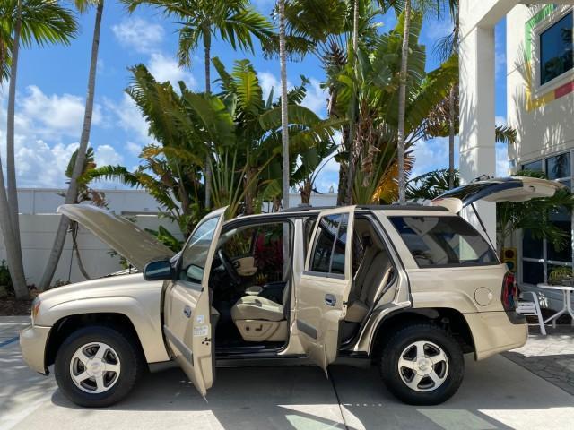 2005 Sandstone Metallic /Light Cashmere/Ebony Chevrolet TrailBlazer 4WD LS 1 OWNER LOW MILES 75,632 (1GNDT13S452) with an 4.2L Vortec 4200 SFI I6 Engine engine, Automatic transmission, located at 4701 North Dixie Hwy, Pompano Beach, FL, 33064, (954) 422-2889, 26.240938, -80.123474 - OUR WEBPAGE FLORIDACARS1.COM HAS OVER 100 PHOTOS AND FREE CARFAX LINK 2005 Chevrolet Trailblazer LS 1 OWNER 4 Door Wagon/Sport Utility 4.2L I6 F Gasoline 20 MPG Wheel Drive w/ 4X4 Features 4WD/AWD ABS Brakes Air Conditioning Alloy Wheels AM/FM Stereo Automatic Transmission CD Audio Cloth Seats Conve - Photo#8