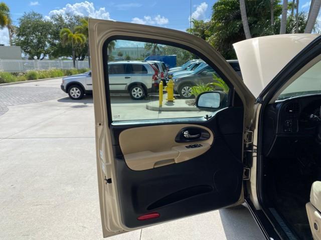 2005 Sandstone Metallic /Light Cashmere/Ebony Chevrolet TrailBlazer 4WD LS 1 OWNER LOW MILES 75,632 (1GNDT13S452) with an 4.2L Vortec 4200 SFI I6 Engine engine, Automatic transmission, located at 4701 North Dixie Hwy, Pompano Beach, FL, 33064, (954) 422-2889, 26.240938, -80.123474 - OUR WEBPAGE FLORIDACARS1.COM HAS OVER 100 PHOTOS AND FREE CARFAX LINK 2005 Chevrolet Trailblazer LS 1 OWNER 4 Door Wagon/Sport Utility 4.2L I6 F Gasoline 20 MPG Wheel Drive w/ 4X4 Features 4WD/AWD ABS Brakes Air Conditioning Alloy Wheels AM/FM Stereo Automatic Transmission CD Audio Cloth Seats Conve - Photo#9