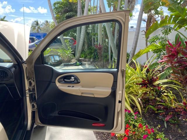 2005 Sandstone Metallic /Light Cashmere/Ebony Chevrolet TrailBlazer 4WD LS 1 OWNER LOW MILES 75,632 (1GNDT13S452) with an 4.2L Vortec 4200 SFI I6 Engine engine, Automatic transmission, located at 4701 North Dixie Hwy, Pompano Beach, FL, 33064, (954) 422-2889, 26.240938, -80.123474 - OUR WEBPAGE FLORIDACARS1.COM HAS OVER 100 PHOTOS AND FREE CARFAX LINK 2005 Chevrolet Trailblazer LS 1 OWNER 4 Door Wagon/Sport Utility 4.2L I6 F Gasoline 20 MPG Wheel Drive w/ 4X4 Features 4WD/AWD ABS Brakes Air Conditioning Alloy Wheels AM/FM Stereo Automatic Transmission CD Audio Cloth Seats Conve - Photo#11