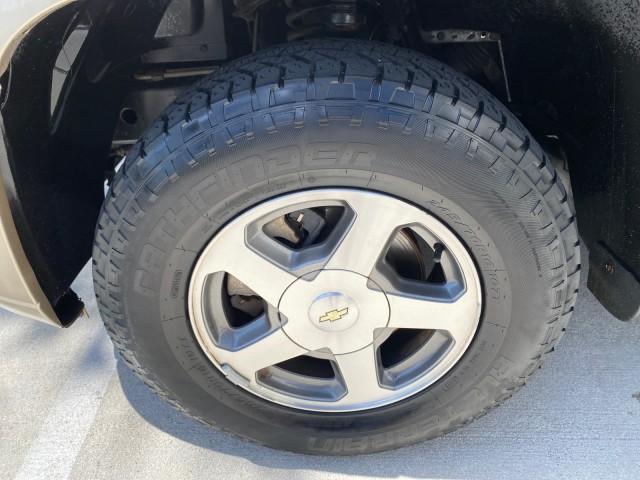 2005 Sandstone Metallic /Light Cashmere/Ebony Chevrolet TrailBlazer 4WD LS 1 OWNER LOW MILES 75,632 (1GNDT13S452) with an 4.2L Vortec 4200 SFI I6 Engine engine, Automatic transmission, located at 4701 North Dixie Hwy, Pompano Beach, FL, 33064, (954) 422-2889, 26.240938, -80.123474 - OUR WEBPAGE FLORIDACARS1.COM HAS OVER 100 PHOTOS AND FREE CARFAX LINK 2005 Chevrolet Trailblazer LS 1 OWNER 4 Door Wagon/Sport Utility 4.2L I6 F Gasoline 20 MPG Wheel Drive w/ 4X4 Features 4WD/AWD ABS Brakes Air Conditioning Alloy Wheels AM/FM Stereo Automatic Transmission CD Audio Cloth Seats Conve - Photo#19