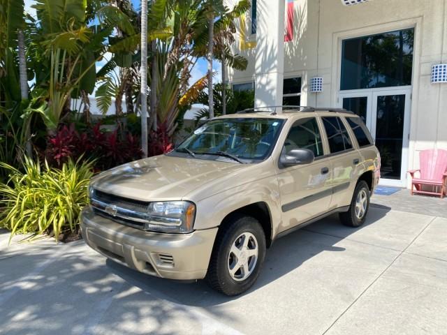 2005 Sandstone Metallic /Light Cashmere/Ebony Chevrolet TrailBlazer 4WD LS 1 OWNER LOW MILES 75,632 (1GNDT13S452) with an 4.2L Vortec 4200 SFI I6 Engine engine, Automatic transmission, located at 4701 North Dixie Hwy, Pompano Beach, FL, 33064, (954) 422-2889, 26.240938, -80.123474 - OUR WEBPAGE FLORIDACARS1.COM HAS OVER 100 PHOTOS AND FREE CARFAX LINK 2005 Chevrolet Trailblazer LS 1 OWNER 4 Door Wagon/Sport Utility 4.2L I6 F Gasoline 20 MPG Wheel Drive w/ 4X4 Features 4WD/AWD ABS Brakes Air Conditioning Alloy Wheels AM/FM Stereo Automatic Transmission CD Audio Cloth Seats Conve - Photo#28