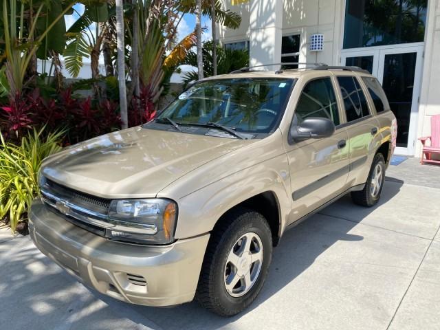 2005 Sandstone Metallic /Light Cashmere/Ebony Chevrolet TrailBlazer 4WD LS 1 OWNER LOW MILES 75,632 (1GNDT13S452) with an 4.2L Vortec 4200 SFI I6 Engine engine, Automatic transmission, located at 4701 North Dixie Hwy, Pompano Beach, FL, 33064, (954) 422-2889, 26.240938, -80.123474 - OUR WEBPAGE FLORIDACARS1.COM HAS OVER 100 PHOTOS AND FREE CARFAX LINK 2005 Chevrolet Trailblazer LS 1 OWNER 4 Door Wagon/Sport Utility 4.2L I6 F Gasoline 20 MPG Wheel Drive w/ 4X4 Features 4WD/AWD ABS Brakes Air Conditioning Alloy Wheels AM/FM Stereo Automatic Transmission CD Audio Cloth Seats Conve - Photo#29