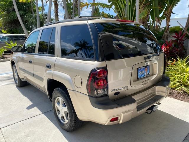 2005 Sandstone Metallic /Light Cashmere/Ebony Chevrolet TrailBlazer 4WD LS 1 OWNER LOW MILES 75,632 (1GNDT13S452) with an 4.2L Vortec 4200 SFI I6 Engine engine, Automatic transmission, located at 4701 North Dixie Hwy, Pompano Beach, FL, 33064, (954) 422-2889, 26.240938, -80.123474 - OUR WEBPAGE FLORIDACARS1.COM HAS OVER 100 PHOTOS AND FREE CARFAX LINK 2005 Chevrolet Trailblazer LS 1 OWNER 4 Door Wagon/Sport Utility 4.2L I6 F Gasoline 20 MPG Wheel Drive w/ 4X4 Features 4WD/AWD ABS Brakes Air Conditioning Alloy Wheels AM/FM Stereo Automatic Transmission CD Audio Cloth Seats Conve - Photo#33