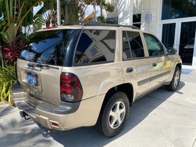 2005 Sandstone Metallic /Light Cashmere/Ebony Chevrolet TrailBlazer 4WD LS 1 OWNER LOW MILES 75,632 (1GNDT13S452) with an 4.2L Vortec 4200 SFI I6 Engine engine, Automatic transmission, located at 4701 North Dixie Hwy, Pompano Beach, FL, 33064, (954) 422-2889, 26.240938, -80.123474 - OUR WEBPAGE FLORIDACARS1.COM HAS OVER 100 PHOTOS AND FREE CARFAX LINK 2005 Chevrolet Trailblazer LS 1 OWNER 4 Door Wagon/Sport Utility 4.2L I6 F Gasoline 20 MPG Wheel Drive w/ 4X4 Features 4WD/AWD ABS Brakes Air Conditioning Alloy Wheels AM/FM Stereo Automatic Transmission CD Audio Cloth Seats Conve - Photo#99
