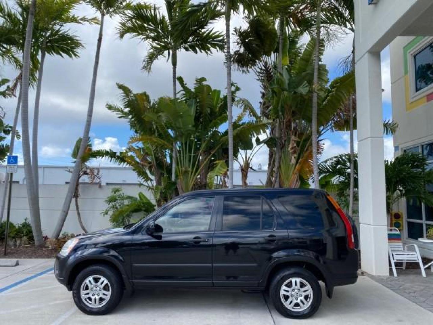 2004 Nighthawk Black Pearl /Black Honda CR-V 4WD EX LOW MILES 61,201 1 OWNER (SHSRD78874U) with an 2.4L DOHC PGM-FI 16-Valve i-VTEC I4 Engine engine, Automatic transmission, located at 4701 North Dixie Hwy, Pompano Beach, FL, 33064, (954) 422-2889, 26.240938, -80.123474 - OUR WEBPAGE FLORIDACARS1.COM HAS OVER 100 PHOTOS AND FREE CARFAX LINK 2004 Honda CR-V EX 1 OWNER 4 Door Wagon/Sport Utility 2.4L I4 F DOHC Gasoline 26 MPG All Wheel Drive Features Air Conditioning Alloy Wheels Cloth Seats Cruise Control Power Locks Power Mirrors Power Windows Sunroof(s) 2004 Honda C - Photo#4