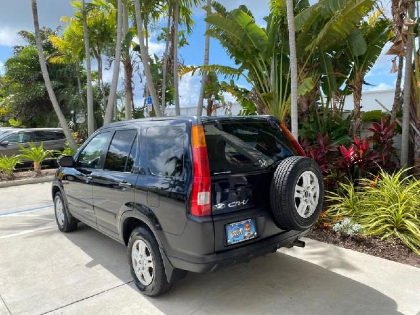2004 Nighthawk Black Pearl /Black Honda CR-V 4WD EX LOW MILES 61,201 1 OWNER (SHSRD78874U) with an 2.4L DOHC PGM-FI 16-Valve i-VTEC I4 Engine engine, Automatic transmission, located at 4701 North Dixie Hwy, Pompano Beach, FL, 33064, (954) 422-2889, 26.240938, -80.123474 - OUR WEBPAGE FLORIDACARS1.COM HAS OVER 100 PHOTOS AND FREE CARFAX LINK 2004 Honda CR-V EX 1 OWNER 4 Door Wagon/Sport Utility 2.4L I4 F DOHC Gasoline 26 MPG All Wheel Drive Features Air Conditioning Alloy Wheels Cloth Seats Cruise Control Power Locks Power Mirrors Power Windows Sunroof(s) 2004 Honda C - Photo#5