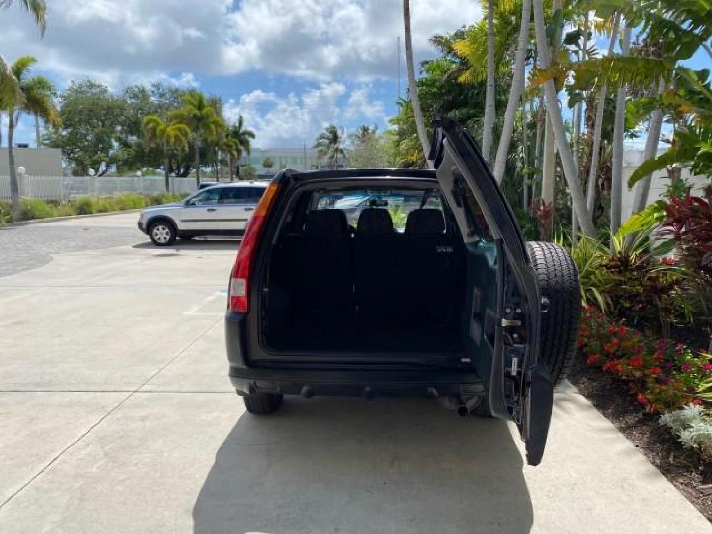 2004 Nighthawk Black Pearl /Black Honda CR-V 4WD EX LOW MILES 61,201 1 OWNER (SHSRD78874U) with an 2.4L DOHC PGM-FI 16-Valve i-VTEC I4 Engine engine, Automatic transmission, located at 4701 North Dixie Hwy, Pompano Beach, FL, 33064, (954) 422-2889, 26.240938, -80.123474 - OUR WEBPAGE FLORIDACARS1.COM HAS OVER 100 PHOTOS AND FREE CARFAX LINK 2004 Honda CR-V EX 1 OWNER 4 Door Wagon/Sport Utility 2.4L I4 F DOHC Gasoline 26 MPG All Wheel Drive Features Air Conditioning Alloy Wheels Cloth Seats Cruise Control Power Locks Power Mirrors Power Windows Sunroof(s) 2004 Honda C - Photo#96