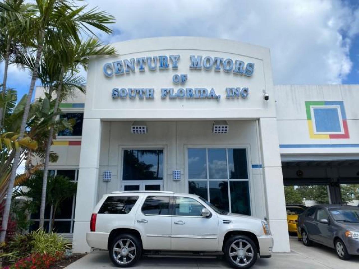 2010 White Diamond Tricoat /Cashmere/Cocoa Cadillac Escalade SUNROOF NAV Premium LOW MILES 66,933 (1GYUCCEF3AR) with an 6.2L Vortec 1000 V8 SFI E85 Engine engine, Automatic transmission, located at 4701 North Dixie Hwy, Pompano Beach, FL, 33064, (954) 422-2889, 26.240938, -80.123474 - OUR WEBPAGE FLORIDACARS1.COM HAS OVER 100 PHOTOS AND FREE CARFAX LINK 2010 Cadillac Escalade Premium 4 Door Wagon/Sport Utility 6.2L V8 F OHV 16V Flex Fuel 20 MPG Rear Wheel Drive Features A/C Seat(s) ABS Brakes Air Conditioning Alloy Wheels AM/FM Stereo Automatic Transmission Auxiliary Audio Input- Photo#0