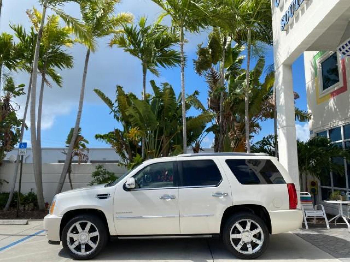2010 White Diamond Tricoat /Cashmere/Cocoa Cadillac Escalade SUNROOF NAV Premium LOW MILES 66,933 (1GYUCCEF3AR) with an 6.2L Vortec 1000 V8 SFI E85 Engine engine, Automatic transmission, located at 4701 North Dixie Hwy, Pompano Beach, FL, 33064, (954) 422-2889, 26.240938, -80.123474 - OUR WEBPAGE FLORIDACARS1.COM HAS OVER 100 PHOTOS AND FREE CARFAX LINK 2010 Cadillac Escalade Premium 4 Door Wagon/Sport Utility 6.2L V8 F OHV 16V Flex Fuel 20 MPG Rear Wheel Drive Features A/C Seat(s) ABS Brakes Air Conditioning Alloy Wheels AM/FM Stereo Automatic Transmission Auxiliary Audio Input- Photo#4