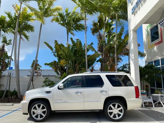 2010 White Diamond Tricoat /Cashmere/Cocoa Cadillac Escalade SUNROOF NAV Premium LOW MILES 66,933 (1GYUCCEF3AR) with an 6.2L Vortec 1000 V8 SFI E85 Engine engine, Automatic transmission, located at 4701 North Dixie Hwy, Pompano Beach, FL, 33064, (954) 422-2889, 26.240938, -80.123474 - OUR WEBPAGE FLORIDACARS1.COM HAS OVER 100 PHOTOS AND FREE CARFAX LINK 2010 Cadillac Escalade Premium 4 Door Wagon/Sport Utility 6.2L V8 F OHV 16V Flex Fuel 20 MPG Rear Wheel Drive Features A/C Seat(s) ABS Brakes Air Conditioning Alloy Wheels AM/FM Stereo Automatic Transmission Auxiliary Audio Input - Photo#4
