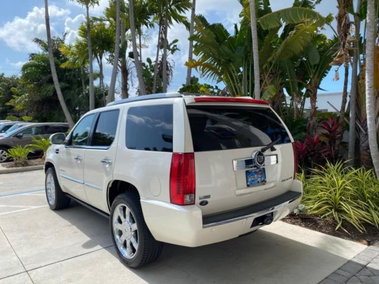 2010 White Diamond Tricoat /Cashmere/Cocoa Cadillac Escalade SUNROOF NAV Premium LOW MILES 66,933 (1GYUCCEF3AR) with an 6.2L Vortec 1000 V8 SFI E85 Engine engine, Automatic transmission, located at 4701 North Dixie Hwy, Pompano Beach, FL, 33064, (954) 422-2889, 26.240938, -80.123474 - OUR WEBPAGE FLORIDACARS1.COM HAS OVER 100 PHOTOS AND FREE CARFAX LINK 2010 Cadillac Escalade Premium 4 Door Wagon/Sport Utility 6.2L V8 F OHV 16V Flex Fuel 20 MPG Rear Wheel Drive Features A/C Seat(s) ABS Brakes Air Conditioning Alloy Wheels AM/FM Stereo Automatic Transmission Auxiliary Audio Input- Photo#5