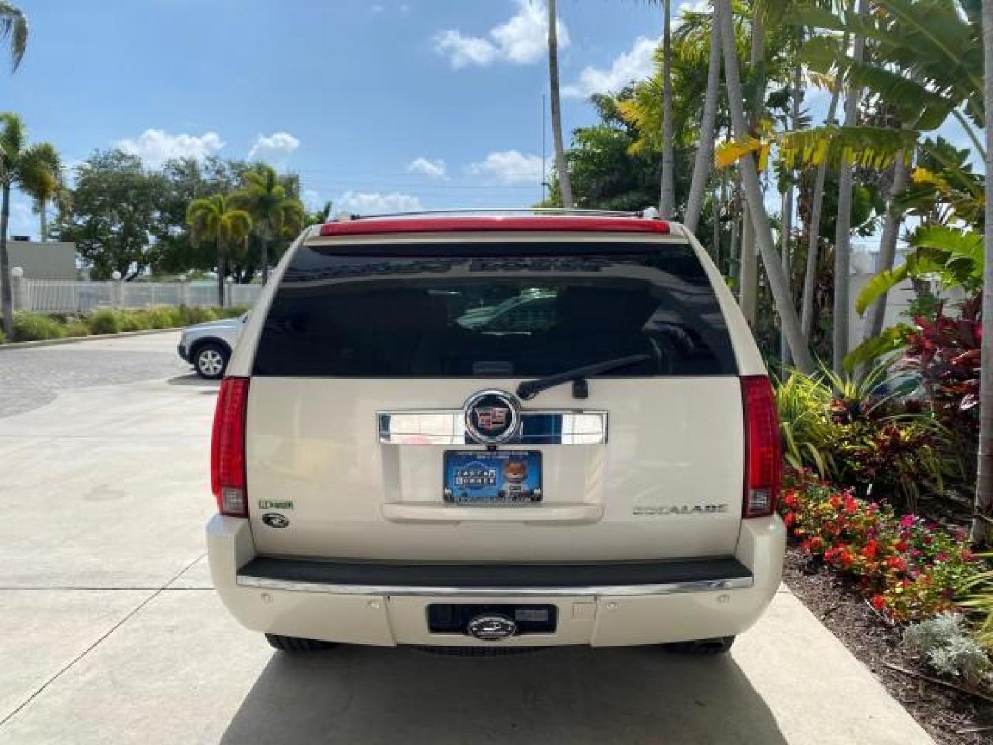 2010 White Diamond Tricoat /Cashmere/Cocoa Cadillac Escalade SUNROOF NAV Premium LOW MILES 66,933 (1GYUCCEF3AR) with an 6.2L Vortec 1000 V8 SFI E85 Engine engine, Automatic transmission, located at 4701 North Dixie Hwy, Pompano Beach, FL, 33064, (954) 422-2889, 26.240938, -80.123474 - OUR WEBPAGE FLORIDACARS1.COM HAS OVER 100 PHOTOS AND FREE CARFAX LINK 2010 Cadillac Escalade Premium 4 Door Wagon/Sport Utility 6.2L V8 F OHV 16V Flex Fuel 20 MPG Rear Wheel Drive Features A/C Seat(s) ABS Brakes Air Conditioning Alloy Wheels AM/FM Stereo Automatic Transmission Auxiliary Audio Input- Photo#6