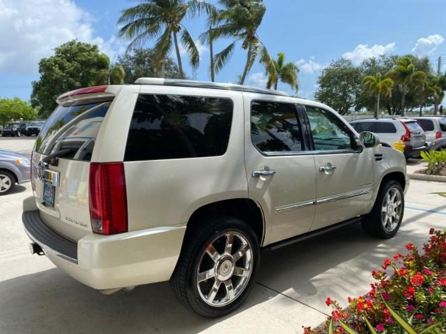 2010 White Diamond Tricoat /Cashmere/Cocoa Cadillac Escalade SUNROOF NAV Premium LOW MILES 66,933 (1GYUCCEF3AR) with an 6.2L Vortec 1000 V8 SFI E85 Engine engine, Automatic transmission, located at 4701 North Dixie Hwy, Pompano Beach, FL, 33064, (954) 422-2889, 26.240938, -80.123474 - OUR WEBPAGE FLORIDACARS1.COM HAS OVER 100 PHOTOS AND FREE CARFAX LINK 2010 Cadillac Escalade Premium 4 Door Wagon/Sport Utility 6.2L V8 F OHV 16V Flex Fuel 20 MPG Rear Wheel Drive Features A/C Seat(s) ABS Brakes Air Conditioning Alloy Wheels AM/FM Stereo Automatic Transmission Auxiliary Audio Input- Photo#7