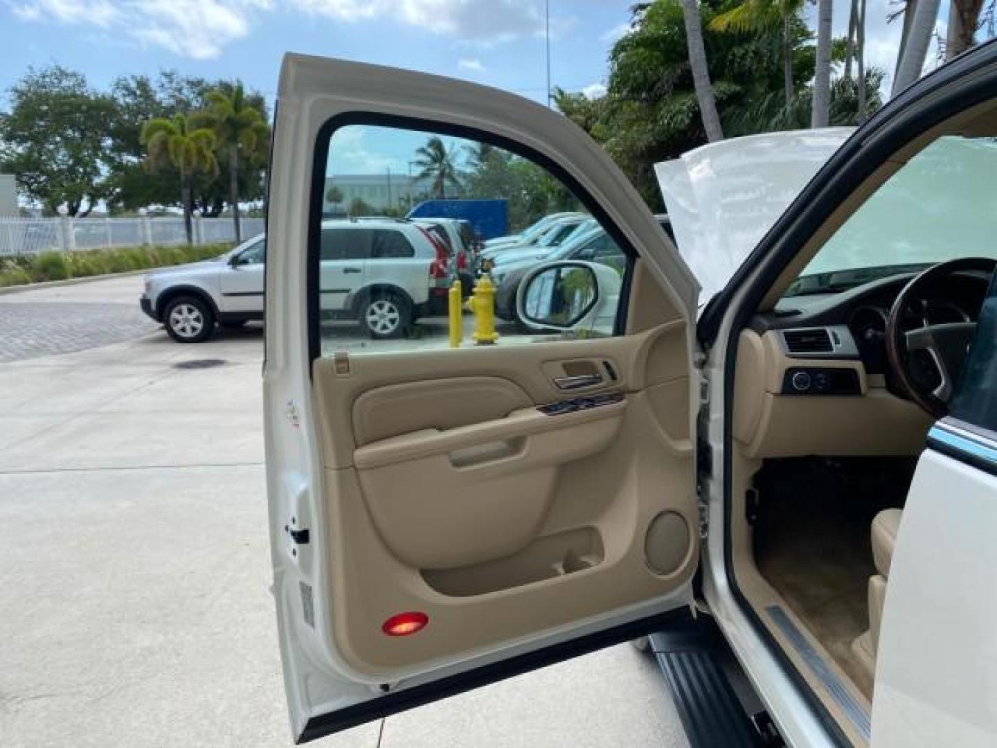 2010 White Diamond Tricoat /Cashmere/Cocoa Cadillac Escalade SUNROOF NAV Premium LOW MILES 66,933 (1GYUCCEF3AR) with an 6.2L Vortec 1000 V8 SFI E85 Engine engine, Automatic transmission, located at 4701 North Dixie Hwy, Pompano Beach, FL, 33064, (954) 422-2889, 26.240938, -80.123474 - OUR WEBPAGE FLORIDACARS1.COM HAS OVER 100 PHOTOS AND FREE CARFAX LINK 2010 Cadillac Escalade Premium 4 Door Wagon/Sport Utility 6.2L V8 F OHV 16V Flex Fuel 20 MPG Rear Wheel Drive Features A/C Seat(s) ABS Brakes Air Conditioning Alloy Wheels AM/FM Stereo Automatic Transmission Auxiliary Audio Input- Photo#9