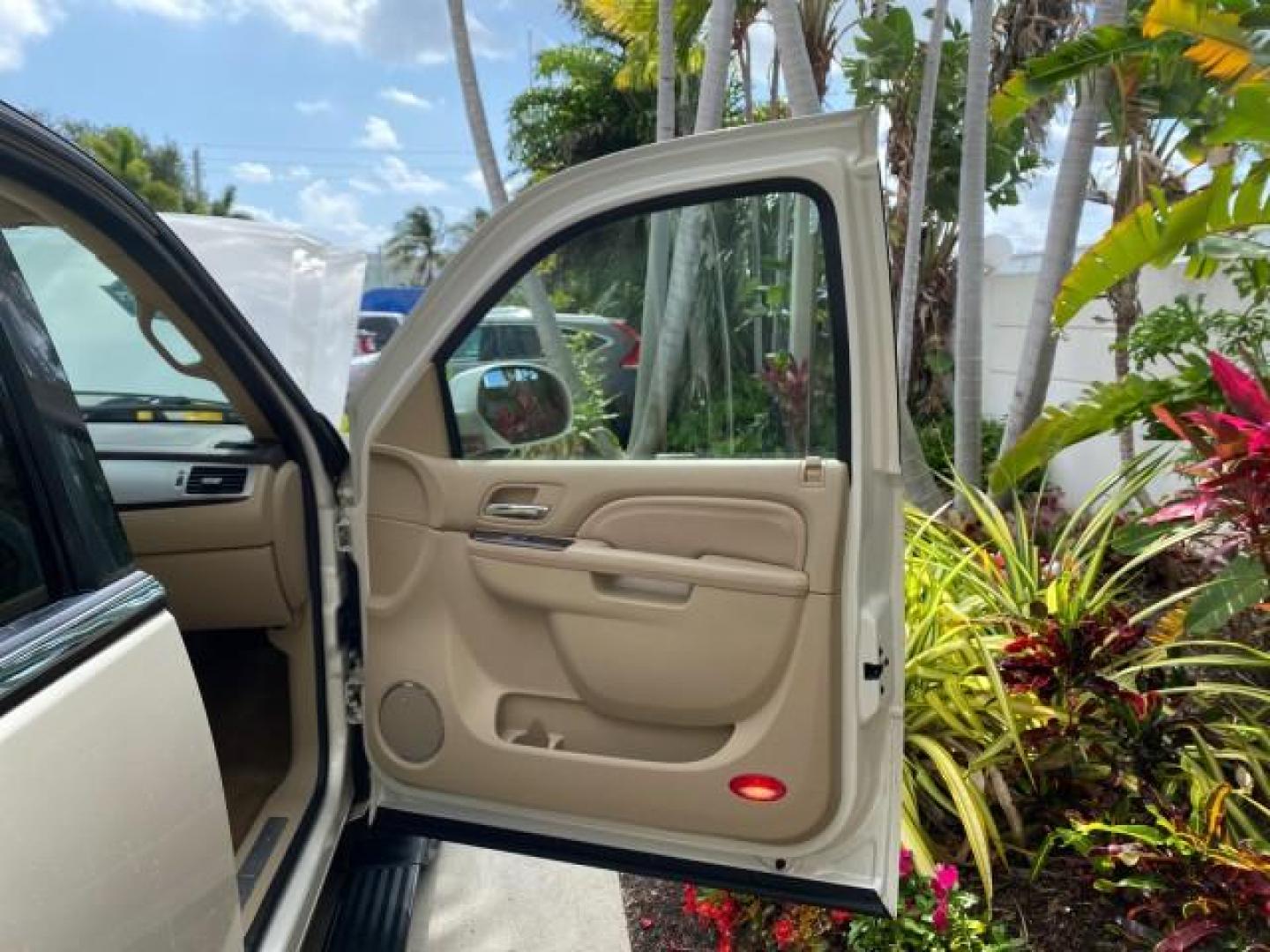 2010 White Diamond Tricoat /Cashmere/Cocoa Cadillac Escalade SUNROOF NAV Premium LOW MILES 66,933 (1GYUCCEF3AR) with an 6.2L Vortec 1000 V8 SFI E85 Engine engine, Automatic transmission, located at 4701 North Dixie Hwy, Pompano Beach, FL, 33064, (954) 422-2889, 26.240938, -80.123474 - OUR WEBPAGE FLORIDACARS1.COM HAS OVER 100 PHOTOS AND FREE CARFAX LINK 2010 Cadillac Escalade Premium 4 Door Wagon/Sport Utility 6.2L V8 F OHV 16V Flex Fuel 20 MPG Rear Wheel Drive Features A/C Seat(s) ABS Brakes Air Conditioning Alloy Wheels AM/FM Stereo Automatic Transmission Auxiliary Audio Input- Photo#11