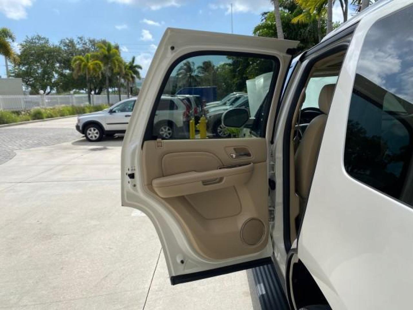 2010 White Diamond Tricoat /Cashmere/Cocoa Cadillac Escalade SUNROOF NAV Premium LOW MILES 66,933 (1GYUCCEF3AR) with an 6.2L Vortec 1000 V8 SFI E85 Engine engine, Automatic transmission, located at 4701 North Dixie Hwy, Pompano Beach, FL, 33064, (954) 422-2889, 26.240938, -80.123474 - OUR WEBPAGE FLORIDACARS1.COM HAS OVER 100 PHOTOS AND FREE CARFAX LINK 2010 Cadillac Escalade Premium 4 Door Wagon/Sport Utility 6.2L V8 F OHV 16V Flex Fuel 20 MPG Rear Wheel Drive Features A/C Seat(s) ABS Brakes Air Conditioning Alloy Wheels AM/FM Stereo Automatic Transmission Auxiliary Audio Input- Photo#13