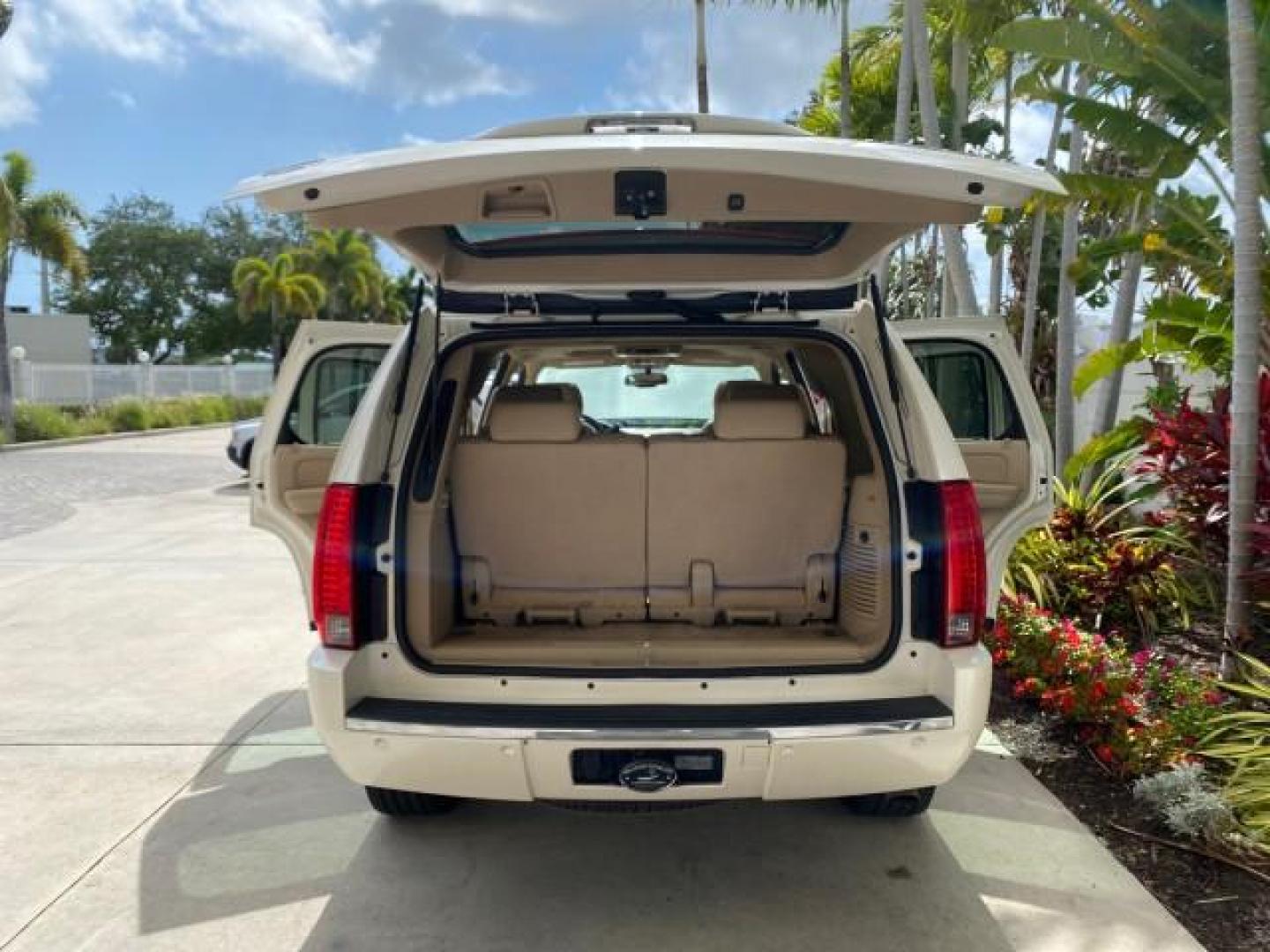 2010 White Diamond Tricoat /Cashmere/Cocoa Cadillac Escalade SUNROOF NAV Premium LOW MILES 66,933 (1GYUCCEF3AR) with an 6.2L Vortec 1000 V8 SFI E85 Engine engine, Automatic transmission, located at 4701 North Dixie Hwy, Pompano Beach, FL, 33064, (954) 422-2889, 26.240938, -80.123474 - OUR WEBPAGE FLORIDACARS1.COM HAS OVER 100 PHOTOS AND FREE CARFAX LINK 2010 Cadillac Escalade Premium 4 Door Wagon/Sport Utility 6.2L V8 F OHV 16V Flex Fuel 20 MPG Rear Wheel Drive Features A/C Seat(s) ABS Brakes Air Conditioning Alloy Wheels AM/FM Stereo Automatic Transmission Auxiliary Audio Input- Photo#15