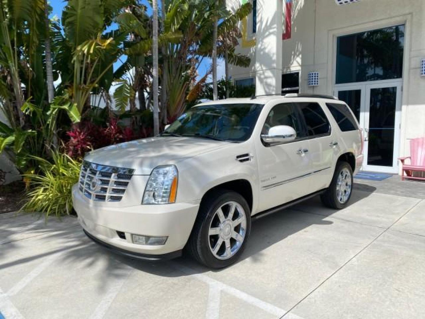 2010 White Diamond Tricoat /Cashmere/Cocoa Cadillac Escalade SUNROOF NAV Premium LOW MILES 66,933 (1GYUCCEF3AR) with an 6.2L Vortec 1000 V8 SFI E85 Engine engine, Automatic transmission, located at 4701 North Dixie Hwy, Pompano Beach, FL, 33064, (954) 422-2889, 26.240938, -80.123474 - OUR WEBPAGE FLORIDACARS1.COM HAS OVER 100 PHOTOS AND FREE CARFAX LINK 2010 Cadillac Escalade Premium 4 Door Wagon/Sport Utility 6.2L V8 F OHV 16V Flex Fuel 20 MPG Rear Wheel Drive Features A/C Seat(s) ABS Brakes Air Conditioning Alloy Wheels AM/FM Stereo Automatic Transmission Auxiliary Audio Input- Photo#28