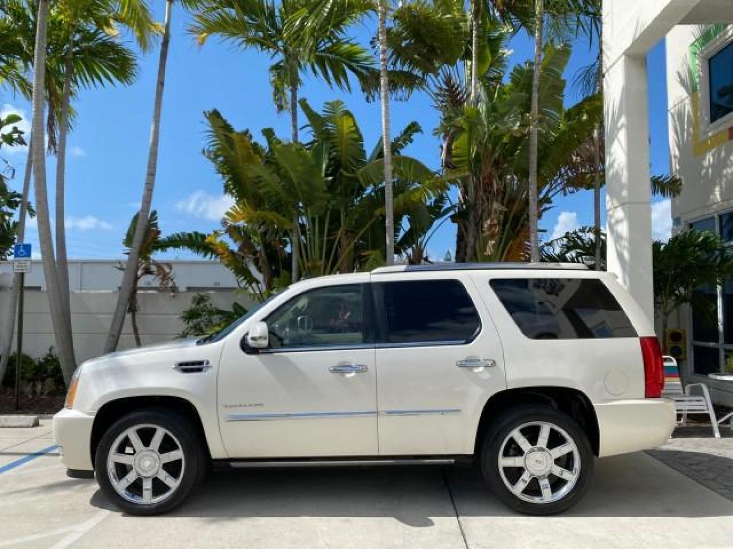 2010 White Diamond Tricoat /Cashmere/Cocoa Cadillac Escalade SUNROOF NAV Premium LOW MILES 66,933 (1GYUCCEF3AR) with an 6.2L Vortec 1000 V8 SFI E85 Engine engine, Automatic transmission, located at 4701 North Dixie Hwy, Pompano Beach, FL, 33064, (954) 422-2889, 26.240938, -80.123474 - OUR WEBPAGE FLORIDACARS1.COM HAS OVER 100 PHOTOS AND FREE CARFAX LINK 2010 Cadillac Escalade Premium 4 Door Wagon/Sport Utility 6.2L V8 F OHV 16V Flex Fuel 20 MPG Rear Wheel Drive Features A/C Seat(s) ABS Brakes Air Conditioning Alloy Wheels AM/FM Stereo Automatic Transmission Auxiliary Audio Input- Photo#30