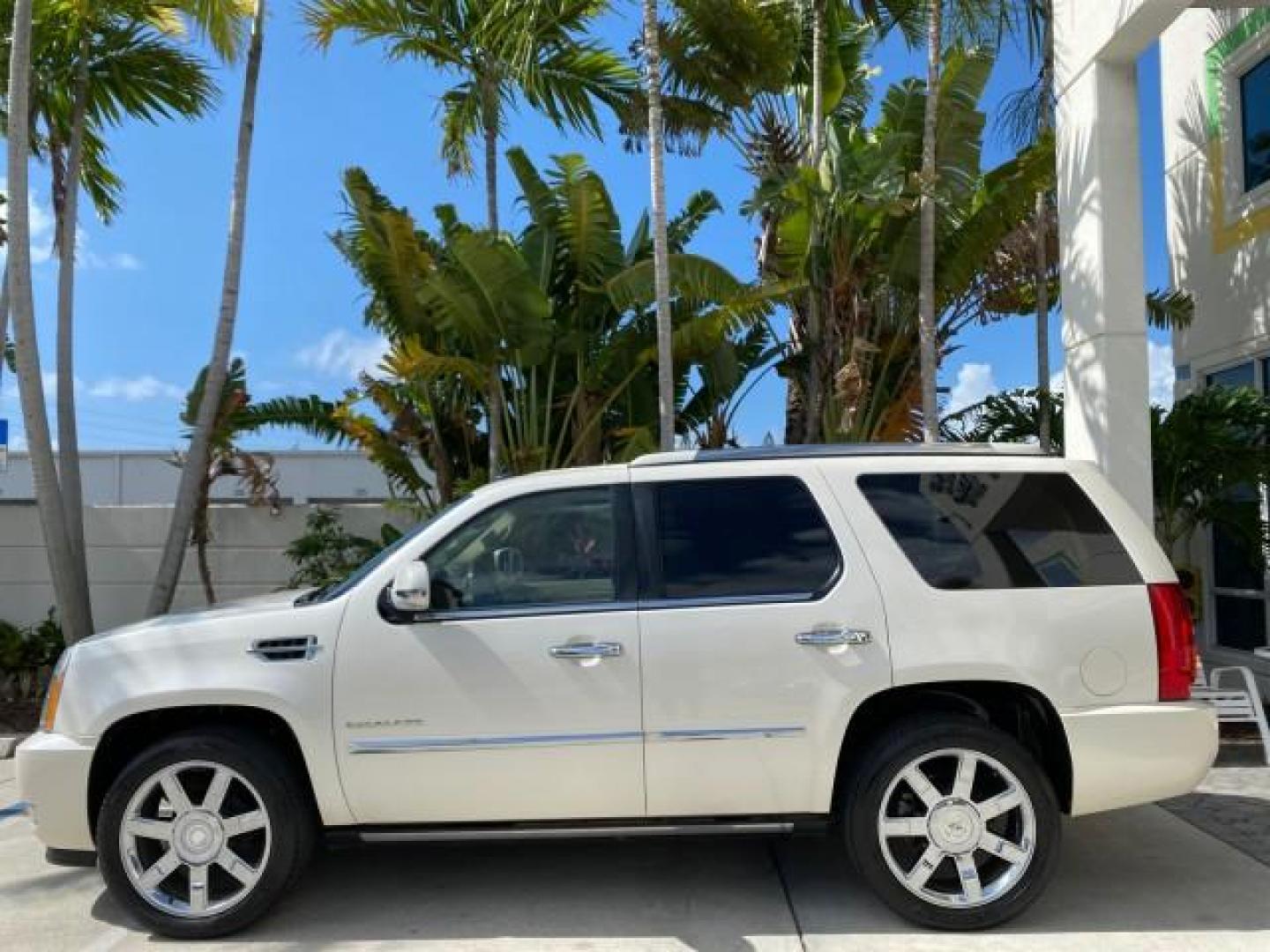 2010 White Diamond Tricoat /Cashmere/Cocoa Cadillac Escalade SUNROOF NAV Premium LOW MILES 66,933 (1GYUCCEF3AR) with an 6.2L Vortec 1000 V8 SFI E85 Engine engine, Automatic transmission, located at 4701 North Dixie Hwy, Pompano Beach, FL, 33064, (954) 422-2889, 26.240938, -80.123474 - OUR WEBPAGE FLORIDACARS1.COM HAS OVER 100 PHOTOS AND FREE CARFAX LINK 2010 Cadillac Escalade Premium 4 Door Wagon/Sport Utility 6.2L V8 F OHV 16V Flex Fuel 20 MPG Rear Wheel Drive Features A/C Seat(s) ABS Brakes Air Conditioning Alloy Wheels AM/FM Stereo Automatic Transmission Auxiliary Audio Input- Photo#31