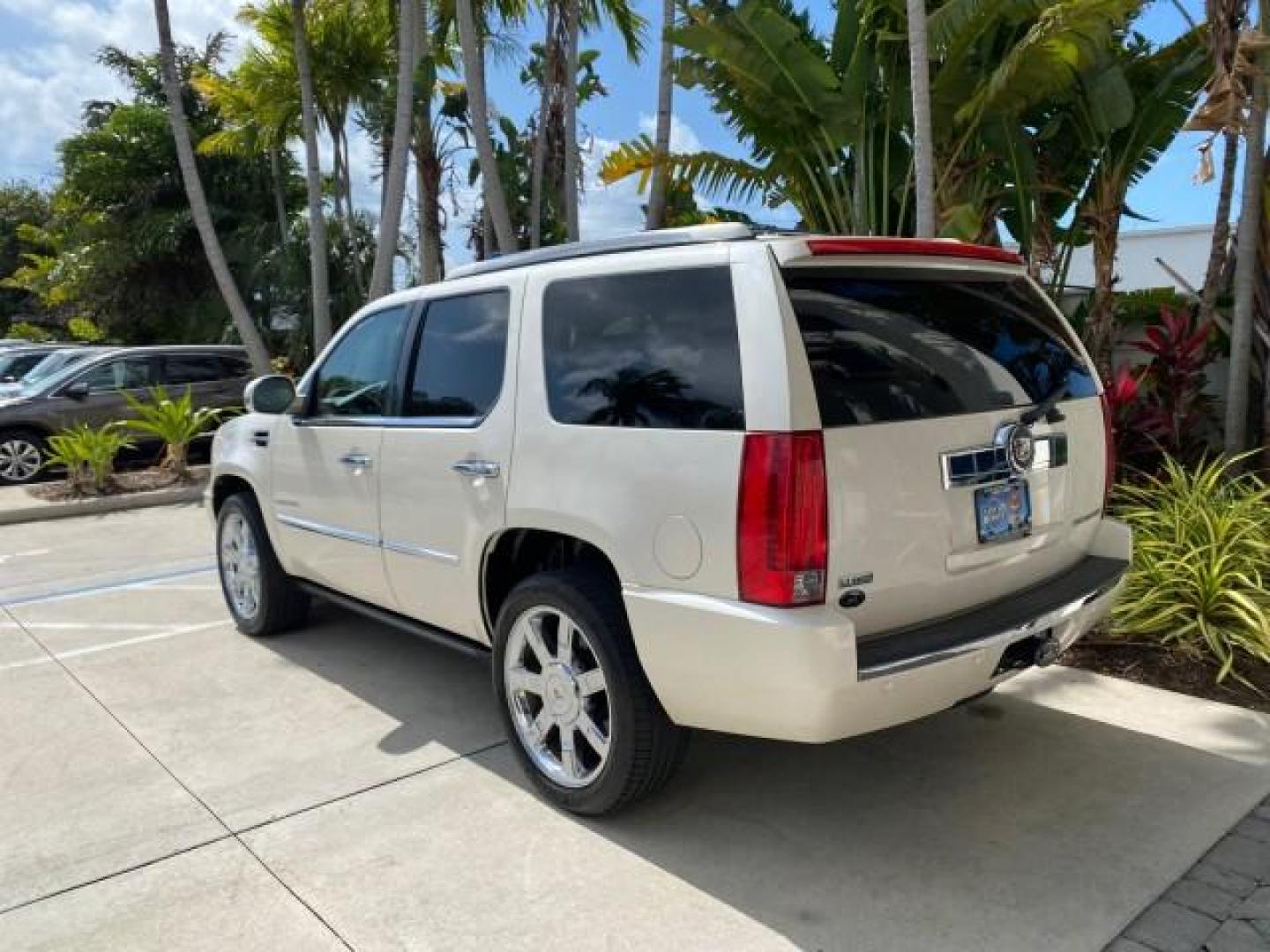 2010 White Diamond Tricoat /Cashmere/Cocoa Cadillac Escalade SUNROOF NAV Premium LOW MILES 66,933 (1GYUCCEF3AR) with an 6.2L Vortec 1000 V8 SFI E85 Engine engine, Automatic transmission, located at 4701 North Dixie Hwy, Pompano Beach, FL, 33064, (954) 422-2889, 26.240938, -80.123474 - OUR WEBPAGE FLORIDACARS1.COM HAS OVER 100 PHOTOS AND FREE CARFAX LINK 2010 Cadillac Escalade Premium 4 Door Wagon/Sport Utility 6.2L V8 F OHV 16V Flex Fuel 20 MPG Rear Wheel Drive Features A/C Seat(s) ABS Brakes Air Conditioning Alloy Wheels AM/FM Stereo Automatic Transmission Auxiliary Audio Input- Photo#32