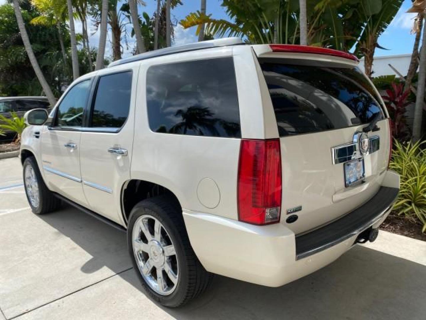 2010 White Diamond Tricoat /Cashmere/Cocoa Cadillac Escalade SUNROOF NAV Premium LOW MILES 66,933 (1GYUCCEF3AR) with an 6.2L Vortec 1000 V8 SFI E85 Engine engine, Automatic transmission, located at 4701 North Dixie Hwy, Pompano Beach, FL, 33064, (954) 422-2889, 26.240938, -80.123474 - OUR WEBPAGE FLORIDACARS1.COM HAS OVER 100 PHOTOS AND FREE CARFAX LINK 2010 Cadillac Escalade Premium 4 Door Wagon/Sport Utility 6.2L V8 F OHV 16V Flex Fuel 20 MPG Rear Wheel Drive Features A/C Seat(s) ABS Brakes Air Conditioning Alloy Wheels AM/FM Stereo Automatic Transmission Auxiliary Audio Input- Photo#33