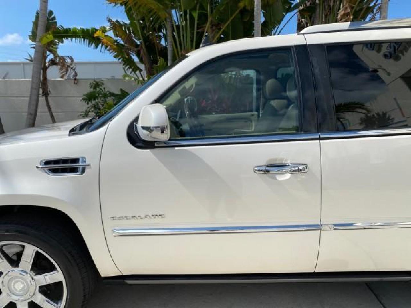 2010 White Diamond Tricoat /Cashmere/Cocoa Cadillac Escalade SUNROOF NAV Premium LOW MILES 66,933 (1GYUCCEF3AR) with an 6.2L Vortec 1000 V8 SFI E85 Engine engine, Automatic transmission, located at 4701 North Dixie Hwy, Pompano Beach, FL, 33064, (954) 422-2889, 26.240938, -80.123474 - OUR WEBPAGE FLORIDACARS1.COM HAS OVER 100 PHOTOS AND FREE CARFAX LINK 2010 Cadillac Escalade Premium 4 Door Wagon/Sport Utility 6.2L V8 F OHV 16V Flex Fuel 20 MPG Rear Wheel Drive Features A/C Seat(s) ABS Brakes Air Conditioning Alloy Wheels AM/FM Stereo Automatic Transmission Auxiliary Audio Input- Photo#37