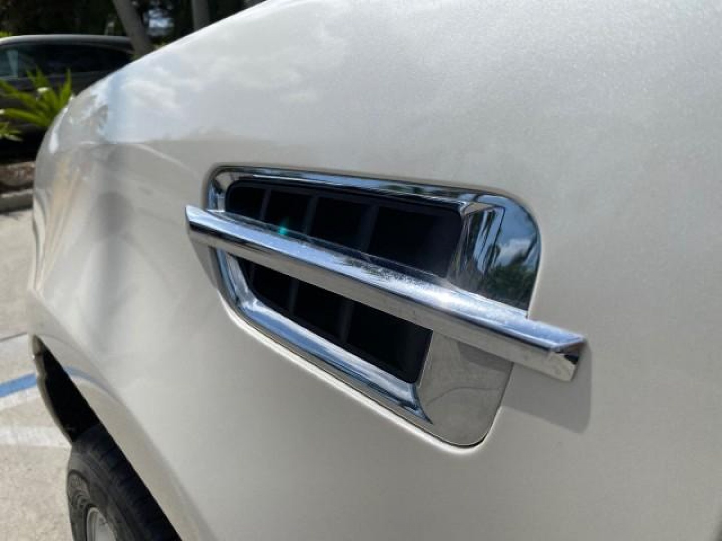 2010 White Diamond Tricoat /Cashmere/Cocoa Cadillac Escalade SUNROOF NAV Premium LOW MILES 66,933 (1GYUCCEF3AR) with an 6.2L Vortec 1000 V8 SFI E85 Engine engine, Automatic transmission, located at 4701 North Dixie Hwy, Pompano Beach, FL, 33064, (954) 422-2889, 26.240938, -80.123474 - OUR WEBPAGE FLORIDACARS1.COM HAS OVER 100 PHOTOS AND FREE CARFAX LINK 2010 Cadillac Escalade Premium 4 Door Wagon/Sport Utility 6.2L V8 F OHV 16V Flex Fuel 20 MPG Rear Wheel Drive Features A/C Seat(s) ABS Brakes Air Conditioning Alloy Wheels AM/FM Stereo Automatic Transmission Auxiliary Audio Input- Photo#42