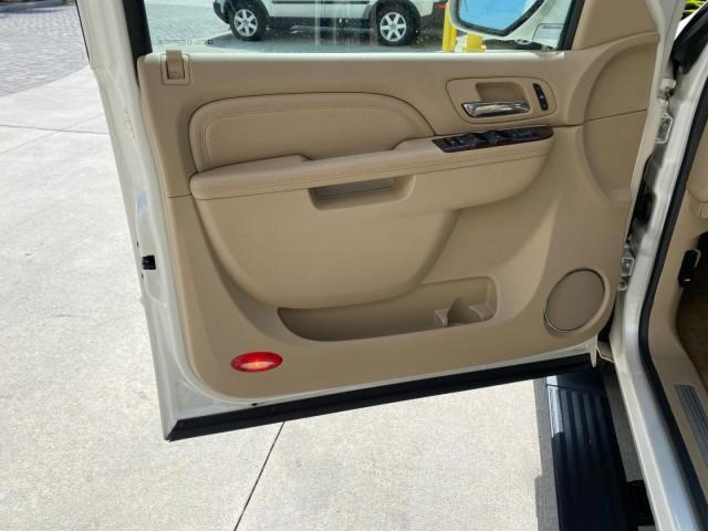 2010 White Diamond Tricoat /Cashmere/Cocoa Cadillac Escalade SUNROOF NAV Premium LOW MILES 66,933 (1GYUCCEF3AR) with an 6.2L Vortec 1000 V8 SFI E85 Engine engine, Automatic transmission, located at 4701 North Dixie Hwy, Pompano Beach, FL, 33064, (954) 422-2889, 26.240938, -80.123474 - OUR WEBPAGE FLORIDACARS1.COM HAS OVER 100 PHOTOS AND FREE CARFAX LINK 2010 Cadillac Escalade Premium 4 Door Wagon/Sport Utility 6.2L V8 F OHV 16V Flex Fuel 20 MPG Rear Wheel Drive Features A/C Seat(s) ABS Brakes Air Conditioning Alloy Wheels AM/FM Stereo Automatic Transmission Auxiliary Audio Input- Photo#44