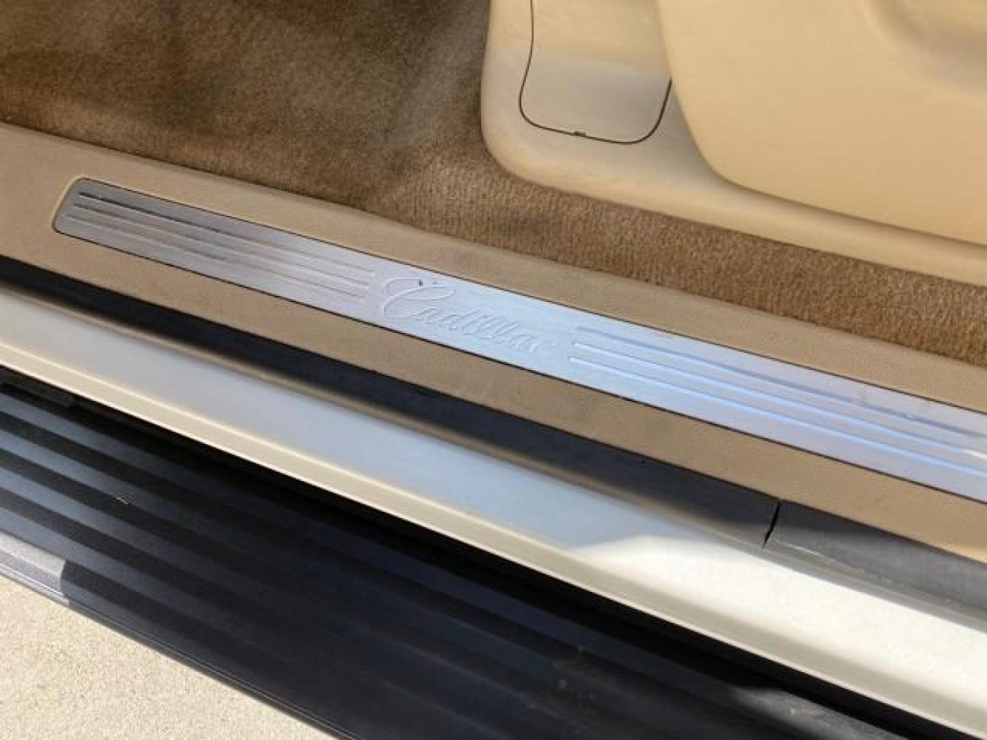 2010 White Diamond Tricoat /Cashmere/Cocoa Cadillac Escalade SUNROOF NAV Premium LOW MILES 66,933 (1GYUCCEF3AR) with an 6.2L Vortec 1000 V8 SFI E85 Engine engine, Automatic transmission, located at 4701 North Dixie Hwy, Pompano Beach, FL, 33064, (954) 422-2889, 26.240938, -80.123474 - OUR WEBPAGE FLORIDACARS1.COM HAS OVER 100 PHOTOS AND FREE CARFAX LINK 2010 Cadillac Escalade Premium 4 Door Wagon/Sport Utility 6.2L V8 F OHV 16V Flex Fuel 20 MPG Rear Wheel Drive Features A/C Seat(s) ABS Brakes Air Conditioning Alloy Wheels AM/FM Stereo Automatic Transmission Auxiliary Audio Input- Photo#45