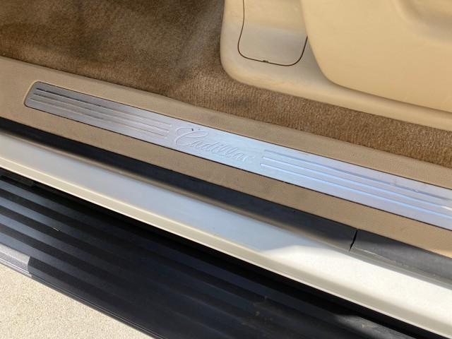 2010 White Diamond Tricoat /Cashmere/Cocoa Cadillac Escalade SUNROOF NAV Premium LOW MILES 66,933 (1GYUCCEF3AR) with an 6.2L Vortec 1000 V8 SFI E85 Engine engine, Automatic transmission, located at 4701 North Dixie Hwy, Pompano Beach, FL, 33064, (954) 422-2889, 26.240938, -80.123474 - OUR WEBPAGE FLORIDACARS1.COM HAS OVER 100 PHOTOS AND FREE CARFAX LINK 2010 Cadillac Escalade Premium 4 Door Wagon/Sport Utility 6.2L V8 F OHV 16V Flex Fuel 20 MPG Rear Wheel Drive Features A/C Seat(s) ABS Brakes Air Conditioning Alloy Wheels AM/FM Stereo Automatic Transmission Auxiliary Audio Input - Photo#45
