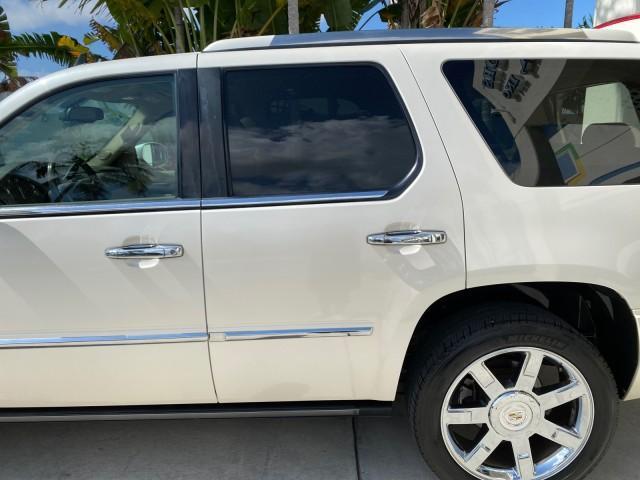 2010 White Diamond Tricoat /Cashmere/Cocoa Cadillac Escalade SUNROOF NAV Premium LOW MILES 66,933 (1GYUCCEF3AR) with an 6.2L Vortec 1000 V8 SFI E85 Engine engine, Automatic transmission, located at 4701 North Dixie Hwy, Pompano Beach, FL, 33064, (954) 422-2889, 26.240938, -80.123474 - OUR WEBPAGE FLORIDACARS1.COM HAS OVER 100 PHOTOS AND FREE CARFAX LINK 2010 Cadillac Escalade Premium 4 Door Wagon/Sport Utility 6.2L V8 F OHV 16V Flex Fuel 20 MPG Rear Wheel Drive Features A/C Seat(s) ABS Brakes Air Conditioning Alloy Wheels AM/FM Stereo Automatic Transmission Auxiliary Audio Input - Photo#82