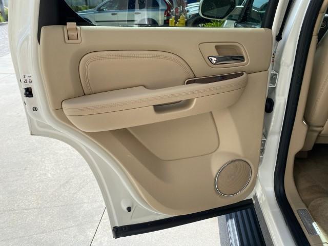 2010 White Diamond Tricoat /Cashmere/Cocoa Cadillac Escalade SUNROOF NAV Premium LOW MILES 66,933 (1GYUCCEF3AR) with an 6.2L Vortec 1000 V8 SFI E85 Engine engine, Automatic transmission, located at 4701 North Dixie Hwy, Pompano Beach, FL, 33064, (954) 422-2889, 26.240938, -80.123474 - OUR WEBPAGE FLORIDACARS1.COM HAS OVER 100 PHOTOS AND FREE CARFAX LINK 2010 Cadillac Escalade Premium 4 Door Wagon/Sport Utility 6.2L V8 F OHV 16V Flex Fuel 20 MPG Rear Wheel Drive Features A/C Seat(s) ABS Brakes Air Conditioning Alloy Wheels AM/FM Stereo Automatic Transmission Auxiliary Audio Input - Photo#84