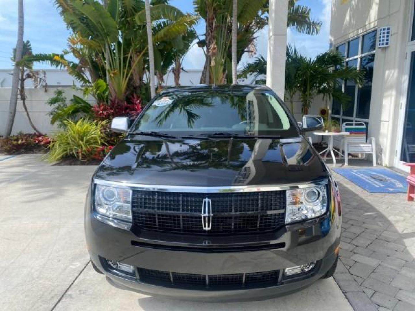2010 Tuxedo Black Metallic /Charcoal Black Lincoln MKX 1 OWNER LOW MILES 27,203 SUNROOF NAV (2LMDJ6JC7AB) with an 3.5L DOHC 24-Valve V6 Duratec Engine engine, Automatic transmission, located at 4701 North Dixie Hwy, Pompano Beach, FL, 33064, (954) 422-2889, 26.240938, -80.123474 - OUR WEBPAGE FLORIDACARS1.COM HAS OVER 100 PHOTOS AND FREE CARFAX LINK 2010 Lincoln MKX 1 OWNER 4 Door Wagon/Sport Utility 3.5L V6 F DOHC 24V Gasoline 25 MPG Front Wheel Drive Features A/C Seat(s) ABS Brakes Air Conditioning Alloy Wheels AM/FM Stereo Automatic Transmission Auxiliary Audio Input Bluet - Photo#2