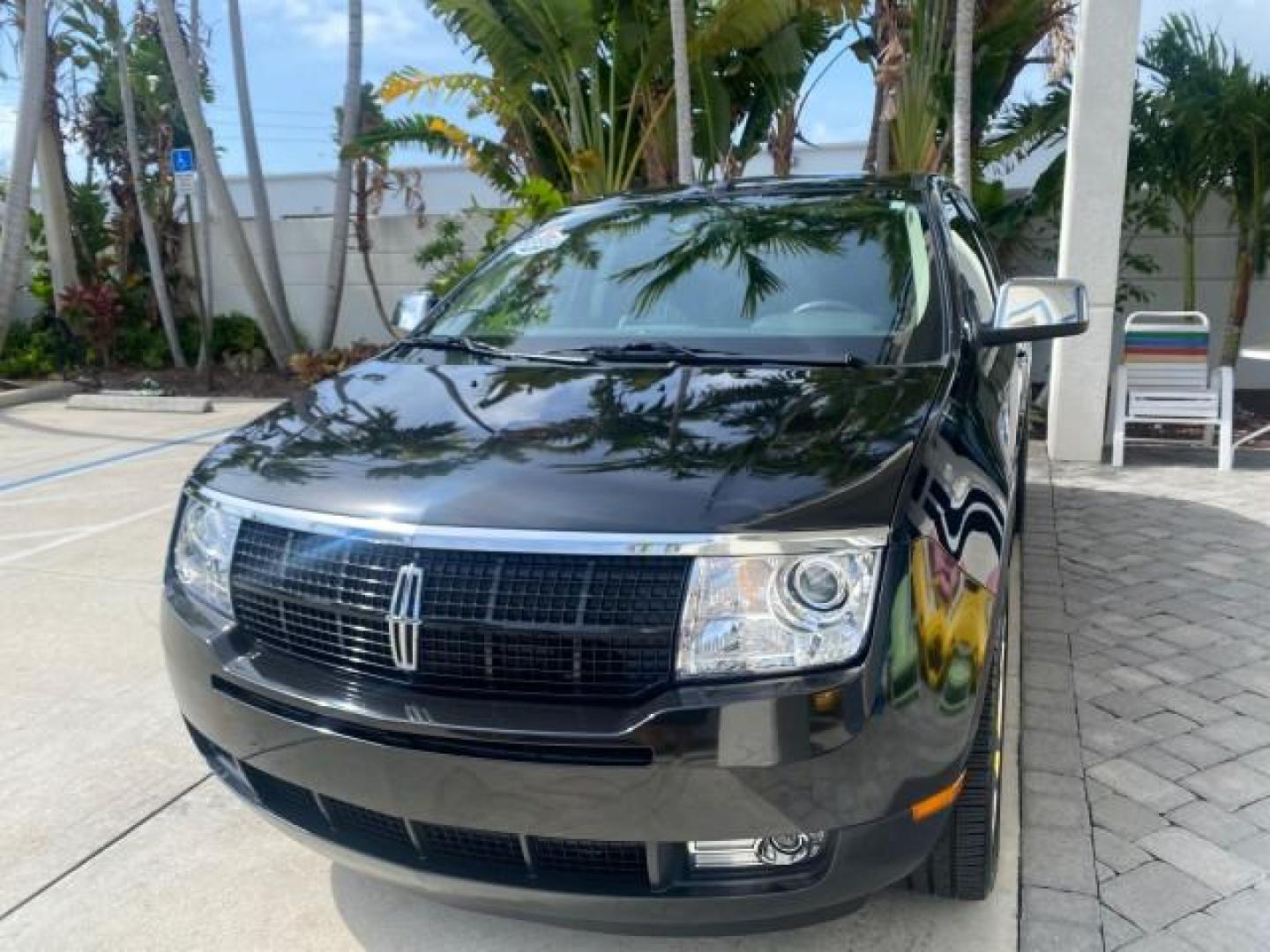 2010 Tuxedo Black Metallic /Charcoal Black Lincoln MKX 1 OWNER LOW MILES 27,203 SUNROOF NAV (2LMDJ6JC7AB) with an 3.5L DOHC 24-Valve V6 Duratec Engine engine, Automatic transmission, located at 4701 North Dixie Hwy, Pompano Beach, FL, 33064, (954) 422-2889, 26.240938, -80.123474 - OUR WEBPAGE FLORIDACARS1.COM HAS OVER 100 PHOTOS AND FREE CARFAX LINK 2010 Lincoln MKX 1 OWNER 4 Door Wagon/Sport Utility 3.5L V6 F DOHC 24V Gasoline 25 MPG Front Wheel Drive Features A/C Seat(s) ABS Brakes Air Conditioning Alloy Wheels AM/FM Stereo Automatic Transmission Auxiliary Audio Input Bluet - Photo#3