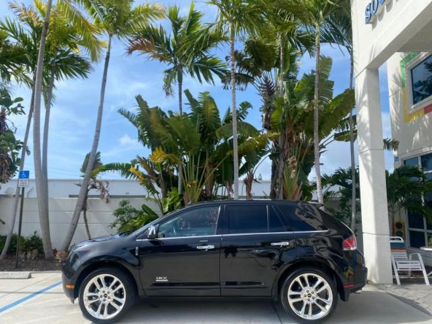2010 Tuxedo Black Metallic /Charcoal Black Lincoln MKX 1 OWNER LOW MILES 27,203 SUNROOF NAV (2LMDJ6JC7AB) with an 3.5L DOHC 24-Valve V6 Duratec Engine engine, Automatic transmission, located at 4701 North Dixie Hwy, Pompano Beach, FL, 33064, (954) 422-2889, 26.240938, -80.123474 - OUR WEBPAGE FLORIDACARS1.COM HAS OVER 100 PHOTOS AND FREE CARFAX LINK 2010 Lincoln MKX 1 OWNER 4 Door Wagon/Sport Utility 3.5L V6 F DOHC 24V Gasoline 25 MPG Front Wheel Drive Features A/C Seat(s) ABS Brakes Air Conditioning Alloy Wheels AM/FM Stereo Automatic Transmission Auxiliary Audio Input Bluet - Photo#4