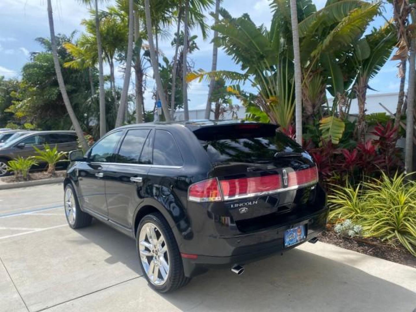 2010 Tuxedo Black Metallic /Charcoal Black Lincoln MKX 1 OWNER LOW MILES 27,203 SUNROOF NAV (2LMDJ6JC7AB) with an 3.5L DOHC 24-Valve V6 Duratec Engine engine, Automatic transmission, located at 4701 North Dixie Hwy, Pompano Beach, FL, 33064, (954) 422-2889, 26.240938, -80.123474 - OUR WEBPAGE FLORIDACARS1.COM HAS OVER 100 PHOTOS AND FREE CARFAX LINK 2010 Lincoln MKX 1 OWNER 4 Door Wagon/Sport Utility 3.5L V6 F DOHC 24V Gasoline 25 MPG Front Wheel Drive Features A/C Seat(s) ABS Brakes Air Conditioning Alloy Wheels AM/FM Stereo Automatic Transmission Auxiliary Audio Input Bluet - Photo#5