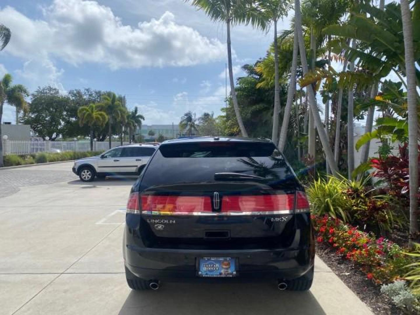 2010 Tuxedo Black Metallic /Charcoal Black Lincoln MKX 1 OWNER LOW MILES 27,203 SUNROOF NAV (2LMDJ6JC7AB) with an 3.5L DOHC 24-Valve V6 Duratec Engine engine, Automatic transmission, located at 4701 North Dixie Hwy, Pompano Beach, FL, 33064, (954) 422-2889, 26.240938, -80.123474 - OUR WEBPAGE FLORIDACARS1.COM HAS OVER 100 PHOTOS AND FREE CARFAX LINK 2010 Lincoln MKX 1 OWNER 4 Door Wagon/Sport Utility 3.5L V6 F DOHC 24V Gasoline 25 MPG Front Wheel Drive Features A/C Seat(s) ABS Brakes Air Conditioning Alloy Wheels AM/FM Stereo Automatic Transmission Auxiliary Audio Input Bluet - Photo#6