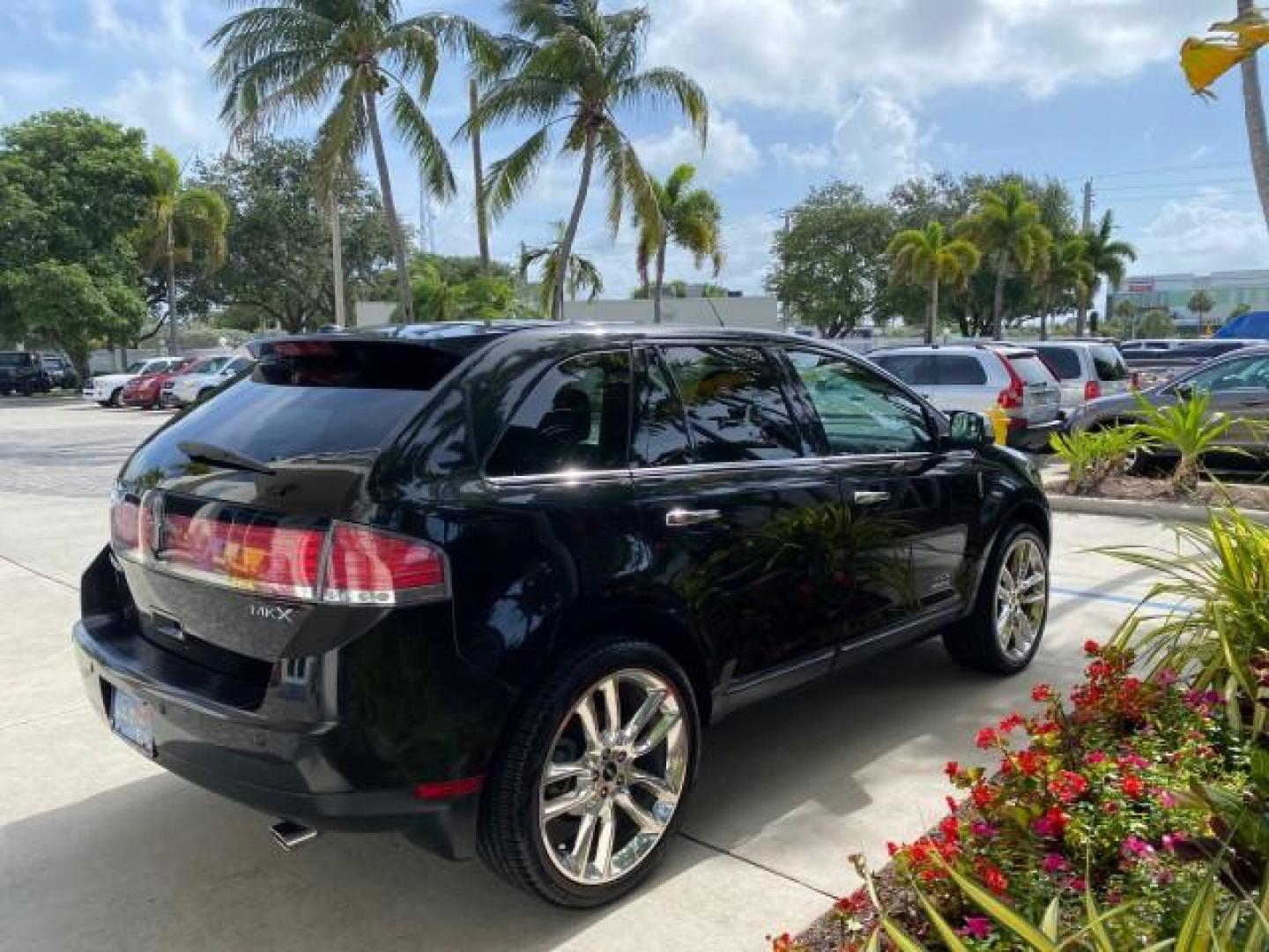 2010 Tuxedo Black Metallic /Charcoal Black Lincoln MKX 1 OWNER LOW MILES 27,203 SUNROOF NAV (2LMDJ6JC7AB) with an 3.5L DOHC 24-Valve V6 Duratec Engine engine, Automatic transmission, located at 4701 North Dixie Hwy, Pompano Beach, FL, 33064, (954) 422-2889, 26.240938, -80.123474 - OUR WEBPAGE FLORIDACARS1.COM HAS OVER 100 PHOTOS AND FREE CARFAX LINK 2010 Lincoln MKX 1 OWNER 4 Door Wagon/Sport Utility 3.5L V6 F DOHC 24V Gasoline 25 MPG Front Wheel Drive Features A/C Seat(s) ABS Brakes Air Conditioning Alloy Wheels AM/FM Stereo Automatic Transmission Auxiliary Audio Input Bluet - Photo#7