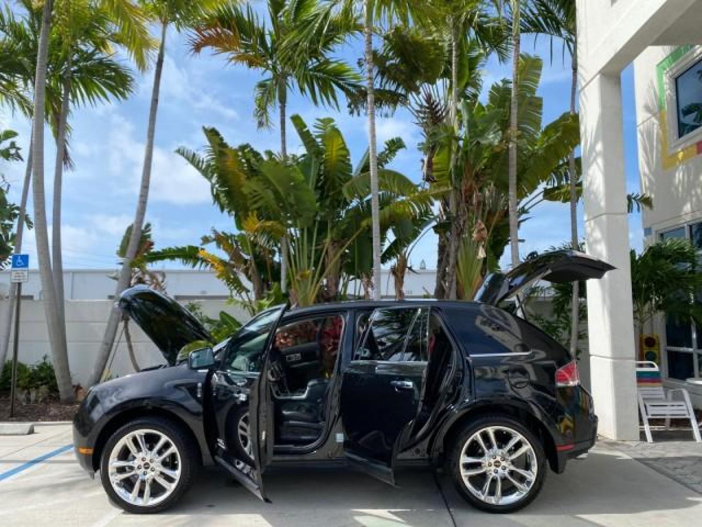 2010 Tuxedo Black Metallic /Charcoal Black Lincoln MKX 1 OWNER LOW MILES 27,203 SUNROOF NAV (2LMDJ6JC7AB) with an 3.5L DOHC 24-Valve V6 Duratec Engine engine, Automatic transmission, located at 4701 North Dixie Hwy, Pompano Beach, FL, 33064, (954) 422-2889, 26.240938, -80.123474 - OUR WEBPAGE FLORIDACARS1.COM HAS OVER 100 PHOTOS AND FREE CARFAX LINK 2010 Lincoln MKX 1 OWNER 4 Door Wagon/Sport Utility 3.5L V6 F DOHC 24V Gasoline 25 MPG Front Wheel Drive Features A/C Seat(s) ABS Brakes Air Conditioning Alloy Wheels AM/FM Stereo Automatic Transmission Auxiliary Audio Input Bluet - Photo#8