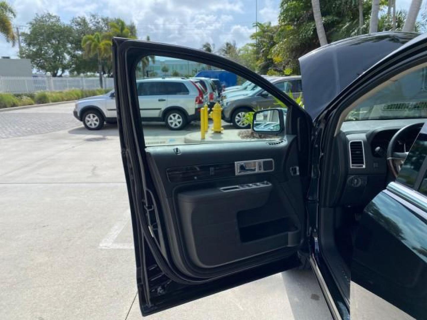 2010 Tuxedo Black Metallic /Charcoal Black Lincoln MKX 1 OWNER LOW MILES 27,203 SUNROOF NAV (2LMDJ6JC7AB) with an 3.5L DOHC 24-Valve V6 Duratec Engine engine, Automatic transmission, located at 4701 North Dixie Hwy, Pompano Beach, FL, 33064, (954) 422-2889, 26.240938, -80.123474 - OUR WEBPAGE FLORIDACARS1.COM HAS OVER 100 PHOTOS AND FREE CARFAX LINK 2010 Lincoln MKX 1 OWNER 4 Door Wagon/Sport Utility 3.5L V6 F DOHC 24V Gasoline 25 MPG Front Wheel Drive Features A/C Seat(s) ABS Brakes Air Conditioning Alloy Wheels AM/FM Stereo Automatic Transmission Auxiliary Audio Input Bluet - Photo#9