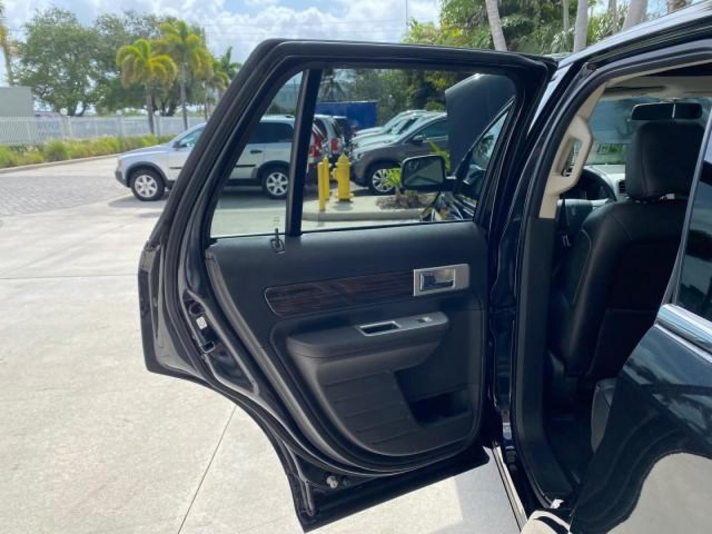 2010 Tuxedo Black Metallic /Charcoal Black Lincoln MKX 1 OWNER LOW MILES 27,203 SUNROOF NAV (2LMDJ6JC7AB) with an 3.5L DOHC 24-Valve V6 Duratec Engine engine, Automatic transmission, located at 4701 North Dixie Hwy, Pompano Beach, FL, 33064, (954) 422-2889, 26.240938, -80.123474 - OUR WEBPAGE FLORIDACARS1.COM HAS OVER 100 PHOTOS AND FREE CARFAX LINK 2010 Lincoln MKX 1 OWNER 4 Door Wagon/Sport Utility 3.5L V6 F DOHC 24V Gasoline 25 MPG Front Wheel Drive Features A/C Seat(s) ABS Brakes Air Conditioning Alloy Wheels AM/FM Stereo Automatic Transmission Auxiliary Audio Input Bluet - Photo#13