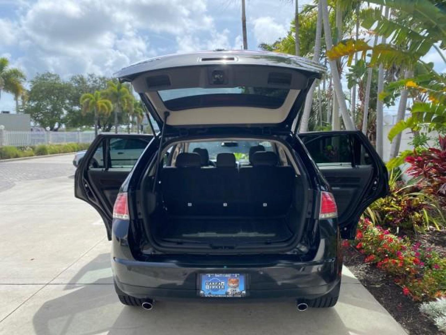 2010 Tuxedo Black Metallic /Charcoal Black Lincoln MKX 1 OWNER LOW MILES 27,203 SUNROOF NAV (2LMDJ6JC7AB) with an 3.5L DOHC 24-Valve V6 Duratec Engine engine, Automatic transmission, located at 4701 North Dixie Hwy, Pompano Beach, FL, 33064, (954) 422-2889, 26.240938, -80.123474 - OUR WEBPAGE FLORIDACARS1.COM HAS OVER 100 PHOTOS AND FREE CARFAX LINK 2010 Lincoln MKX 1 OWNER 4 Door Wagon/Sport Utility 3.5L V6 F DOHC 24V Gasoline 25 MPG Front Wheel Drive Features A/C Seat(s) ABS Brakes Air Conditioning Alloy Wheels AM/FM Stereo Automatic Transmission Auxiliary Audio Input Bluet - Photo#15